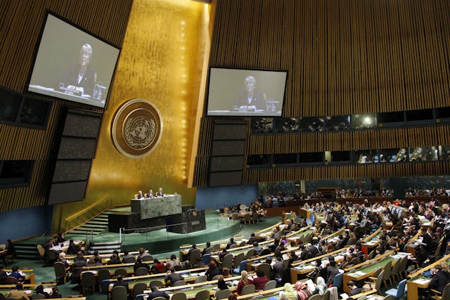 میشل باچله، رئیس اجرایی زنان ملل متحد، در حال سخنرانی در افتتاحیۀ پنجاه و پنجمین جلسۀ کمیسیون مجمع عمومی سازمان ملل برای موقعیت زنان، در ۳ اسفند ۱۳۸۹ (۲۲ فوریه ۲۰۱۱). عکس سازمان ملل توسط دورا برکوویتز.