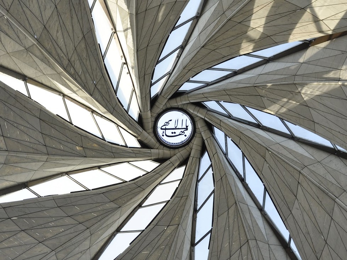 A calligraphic rendering of the invocation “O Glory of the All-Glorious” was lifted into position at the apex of the Baha'i House of Worship in Chile.