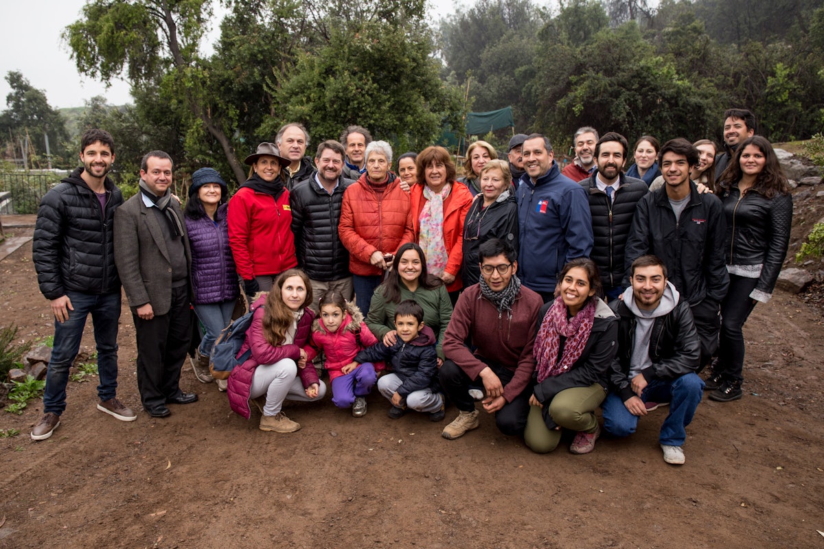 Mayor of the Metropolitan Region of Santiago, Claudio Orrego (second row, fifth from left), and Carolina Leitao, Mayor of Peñalolén (second row, fourth from left) at the site of the House of Worship together with volunteers helping with the Native Flora Project