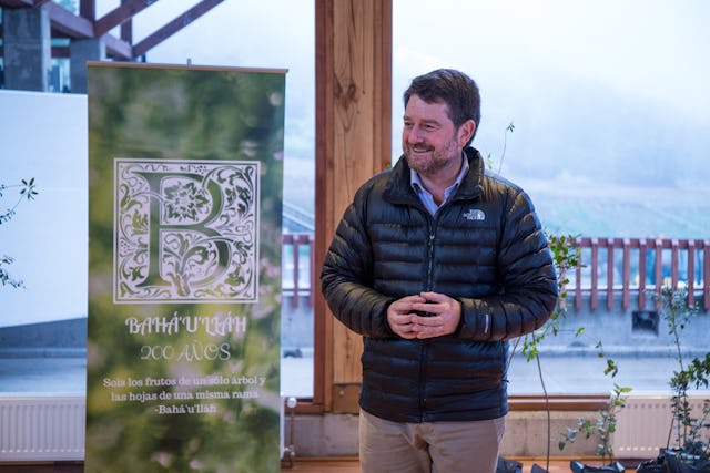 Mayor of the Metropolitan Region of Santiago, Claudio Orrego, visits the House of Worship to accept a donation of 2,000 trees to the city by the Baha’i community.