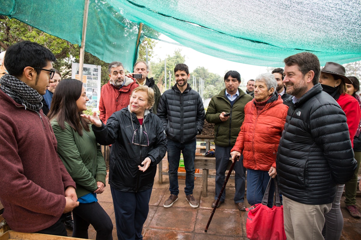 El Alcalde Orrego visita la Casa de Adoración Bahá’í para aceptar un regalo del Proyecto Flora Nativa a la ciudad.