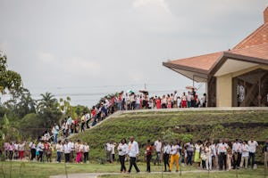 شرکتکنندگان در مراسم افتتاحیه روز یکشنبه در حال خارج شدن از معبد نورته دل کائوکا در کلمبیا، پس از اینکه برای نخستین بار در این معبد دعا خواندند.
