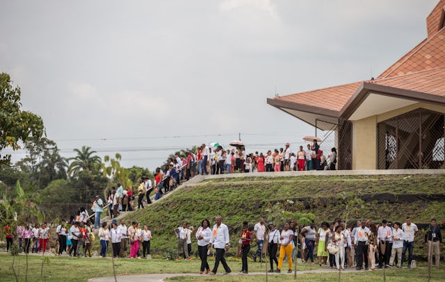 Participants au rassemblement d’inauguration de dimanche sortant de la maison d’adoration bahá’íe au Norte del Cauca, en Colombie, après avoir prié à l’intérieur pour la première fois.