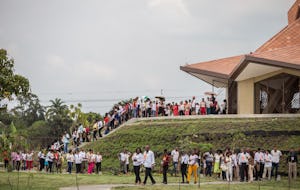 Participants au rassemblement d’inauguration de dimanche sortant de la maison d’adoration bahá’íe au Norte del Cauca, en Colombie, après avoir prié à l’intérieur pour la première fois.