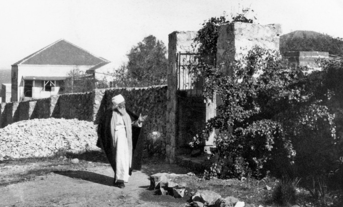 ‘Abdu’l-Bahá marchant devant sa maison au 7 rue Haparsim à Haïfa en 1919.