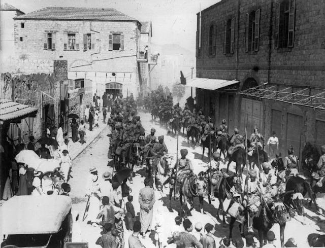 Lanciers indiens défilant dans Haïfa après sa libération des Ottomans en septembre 1918 (Crédit : British War Museum, accessible via Wikimedia Commons).