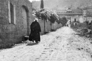 Esta foto de 1920 muestra a ‘Abdu’l Bahá caminando desde Su casa en la calle Haparsim en Haifa. Trabajó incansablemente para promover la paz y velar por la seguridad y el bienestar de la población de ‘Akká y Haifa.
