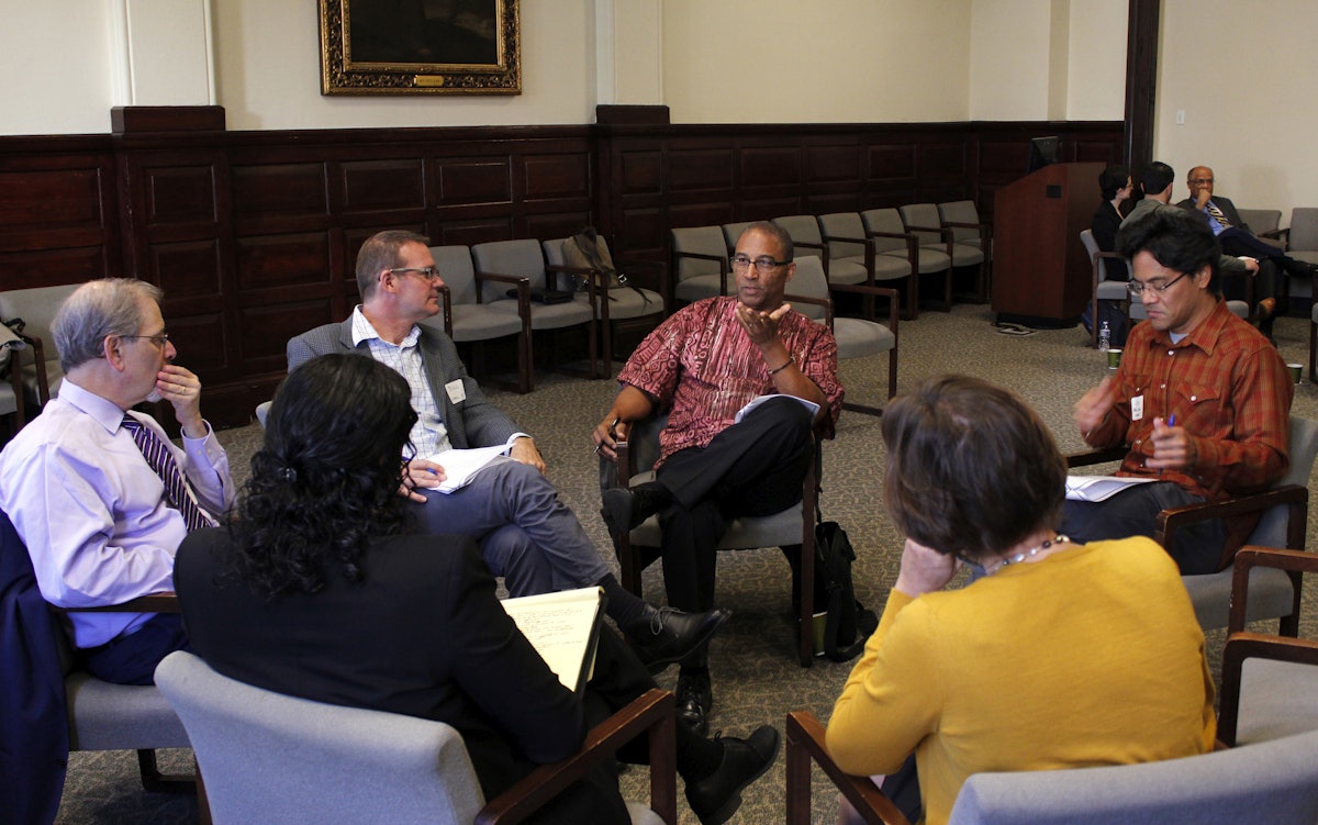 Participantes hablando durante un Diálogo sobre la fe y el racismo, organizado por la Oficina de Asuntos Públicos Bahá'í de Estados Unidos en octubre de 2017.