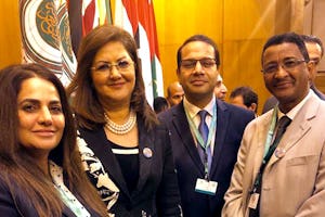 Au siège de la Ligue arabe au Caire (de gauche à droite) : Shahnaz Jaberi, une représentante bahá’íe de Bahreïn ; Hala Al-Saeed, une ministre du gouvernement égyptien ; Hatem El-Hady, un représentant bahá’í d’Égypte ; et Solomon Belay, un représentant du Bureau de la Communauté internationale bahá’íe à Addis-Abeba.