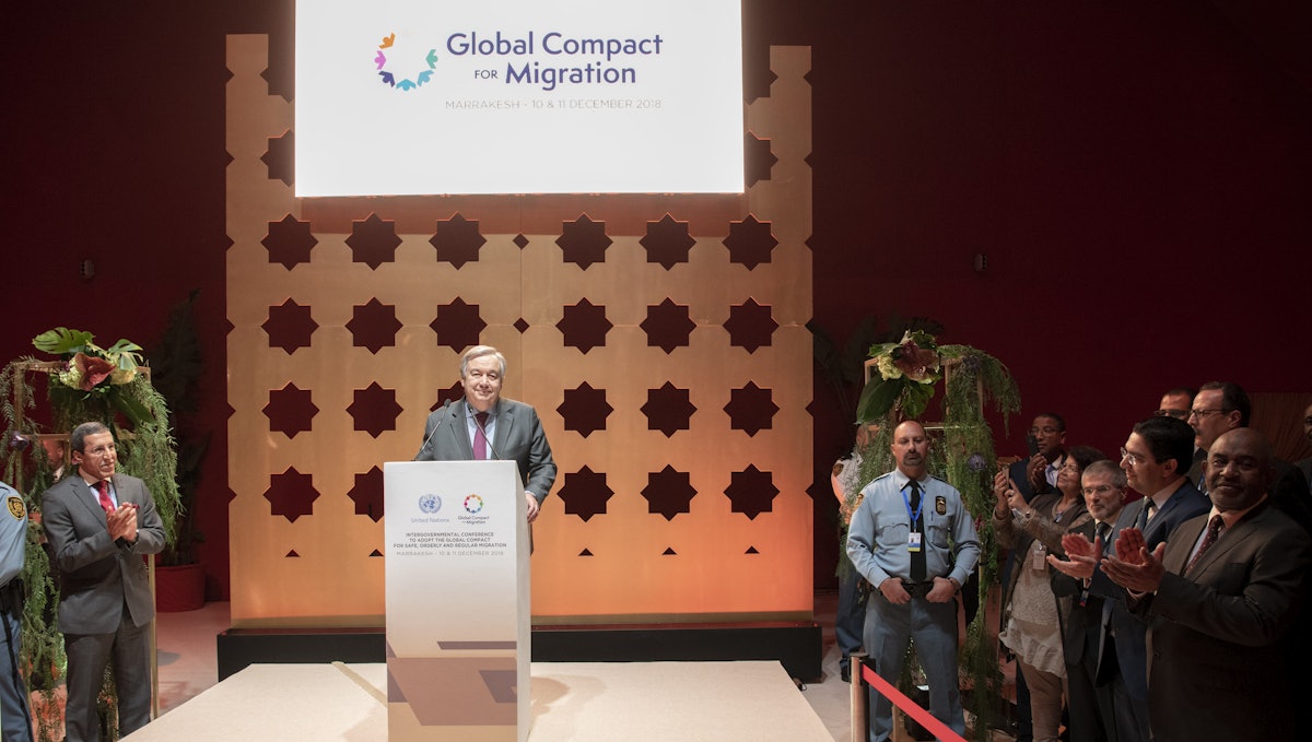 El secretario general de las Naciones Unidas, António Guterres (en el podio), habla durante la recepción de apertura de la conferencia de las Naciones Unidas sobre migración en Marrakech, Marruecos. (Fotografía de la ONU/Mark Garten)