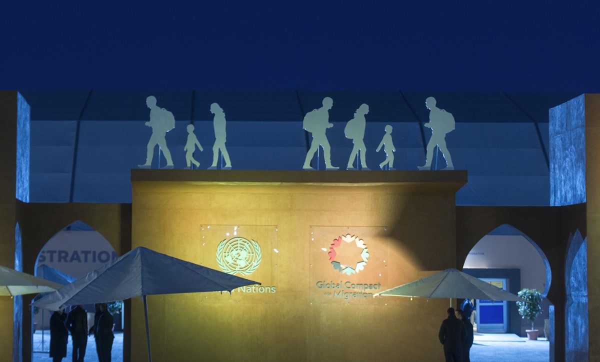 نمایش مهاجران در اثری هنری در ورودی اصلی محل برگزاری کنفرانس سازمان ملل متحد که برای اتخاذ توافقنامه‌ای جهانی در زمینه مهاجرت در ۱۰ و ۱۱ دسامبر در شهر مراکش در کشور مغرب برگزار شد. (عکس از سازمان ملل متحد- سباستین دی سیلوسترو)