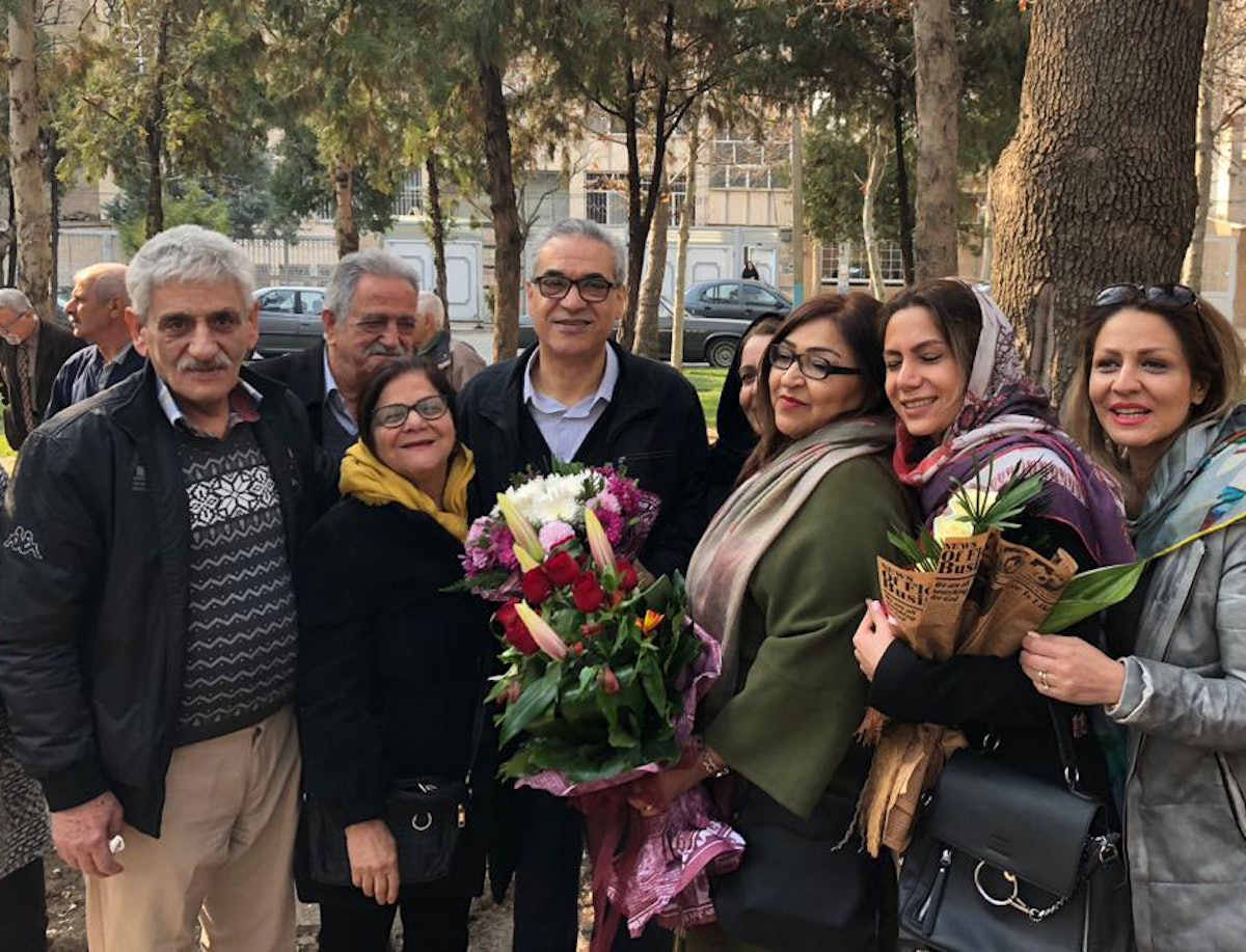 آقای عفیف نعیمی (در وسط) در کنار دوستان و خانواده در تهران پس از پایان دوران ده ساله حبس