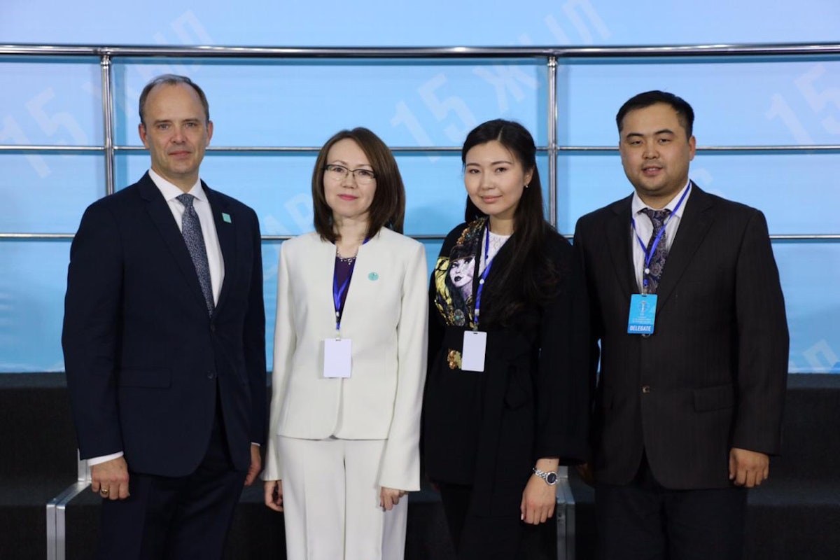 Lyazzat Yangalieva (segunda desde la izquierda) formó parte de la delegación bahá'í en el VI Congreso de Líderes de Religiones Mundiales y Tradicionales en Astaná, Kazajistán.