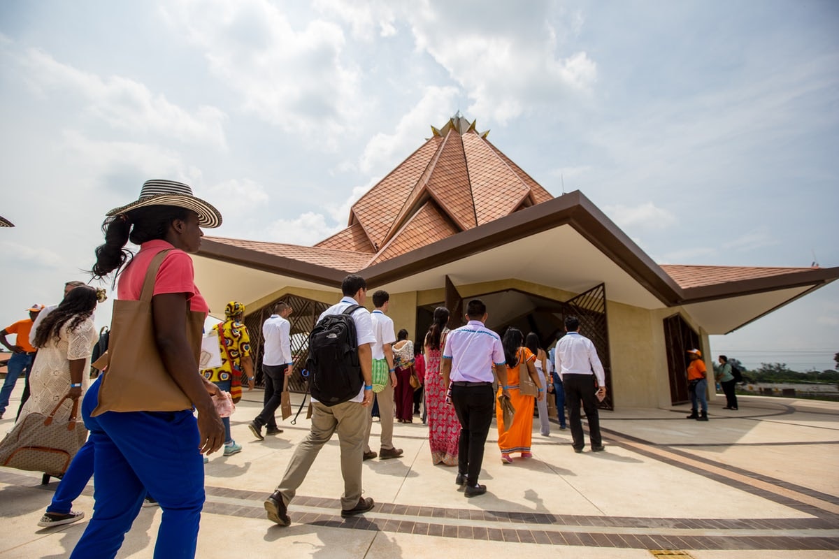 Participants entrant dans le temple de Colombie pour leur première visite lors de la cérémonie d’inauguration du 22 juillet. Cinq groupes d’environ 220 personnes chacun ont occupé le temple pour un programme de dévotion, qui comprenait des prières et des lectures tirées des écrits bahá’ís.