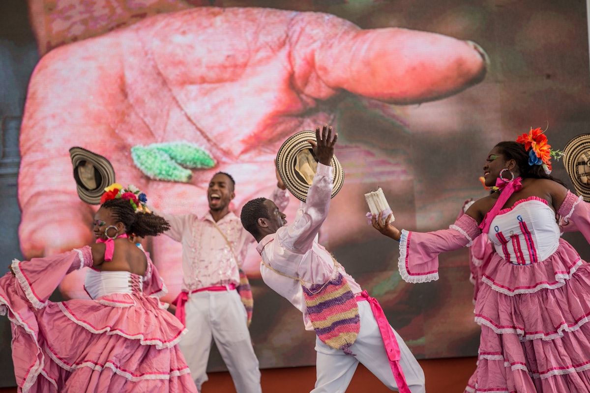 Lors de la cérémonie d’inauguration du temple de Colombie, le 22 juillet, des danseurs interprètent la chanson La Cumbia del Jardinero, qui utilise une métaphore du jardinier pour décrire le processus d’éducation spirituelle.
