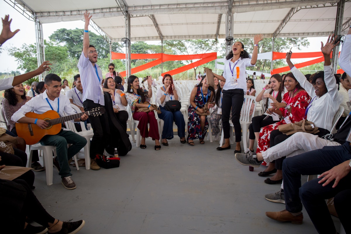 Des jeunes rassemblés pour chanter lors de la cérémonie d’inauguration du temple de Colombie le 22 juillet.