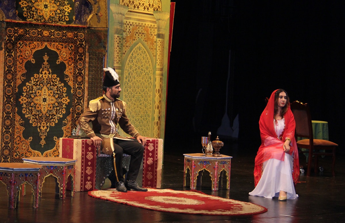 Cette scène de la pièce de théâtre « Daughter of the Sun » décrit le moment où Nasiri’d-Din Shah, roi de Perse, a rencontré Tahirih, lui offrant de l’épouser si elle renonçait à sa foi. Tahirih a décliné l’offre par un poème : « Royaume, richesse et pouvoir pour toi / mendicité, exil et perte pour moi / si le premier est bon, c’est le tien / si le dernier est dur, c’est le mien. »