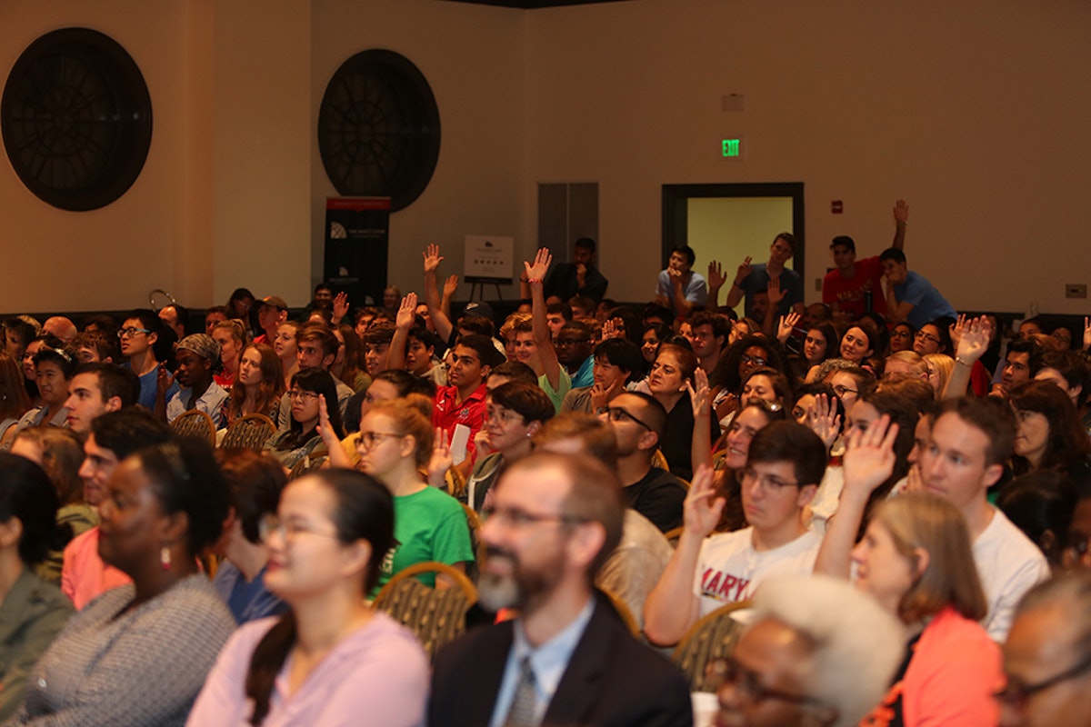 La conférence annuelle de la Chaire bahá’íe pour la paix mondiale, le 20 septembre, a été consacrée au thème du racisme. Plus de 370 personnes – y compris des étudiants, des professeurs et du personnel de l’université du Maryland, College Park, ainsi que des invités de marque du pays – ont assisté à la présentation de Jabari Mahiri, professeur d’éducation à l’université Berkeley en Californie.