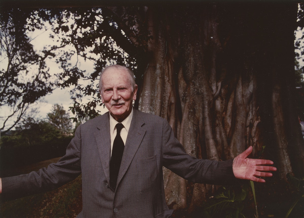 Richard St. Barbe Baker, pionnier environnementaliste et bahá’í, a été présenté par le « News Service » en octobre. Photo de 1976 montrant M. Baker devant un arbre à Nairobi, au Kenya.