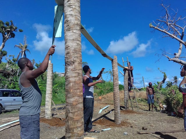 Dans les mois qui ont suivi septembre 2017, lorsque l’ouragan Maria a dévasté l’île caribéenne de la Dominique, la communauté s’est mobilisée pour la reconstruction. Ici, jeunes et adultes travaillant ensemble pour construire une serre sur le territoire de Kalinago.