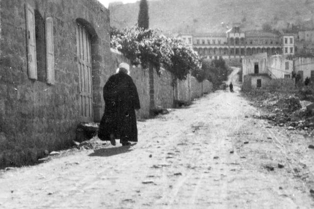 Photo de 1920 montrant ‘Abdu’l-Bahá aux abords de sa maison dans la rue Haparsim à Haïfa. Il a travaillé sans relâche pour promouvoir la paix et veiller à la sécurité et au bien-être des habitants d’Acre et de Haïfa.