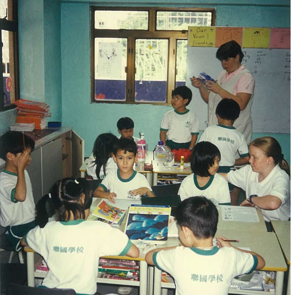 À ses débuts, les cours de l’école des Nations se déroulaient dans différents immeubles à Macao