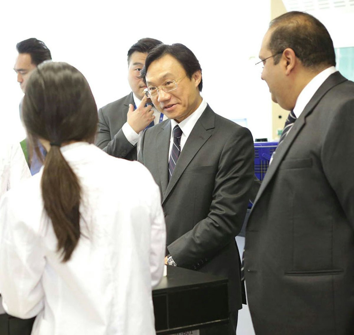Alexis Tam, secrétaire aux Affaires sociales et à la culture de Macao, a visité l’école des Nations en avril 2017. M. Tam (deuxième à partir de la droite) visite un laboratoire scientifique du lycée avec Vivek Nair (à droite), directeur de l’école.