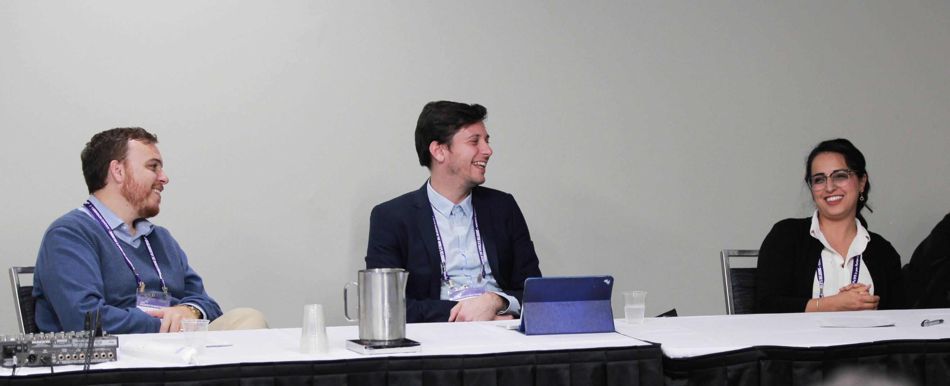 Les représentants bahá’ís Ashraf Rushdy (à gauche), Eric Farr et Hoda Farahmandpour discutant de l’émancipation morale des jeunes lors d’une table ronde tenue au Parlement des religions du monde à Toronto, en novembre.