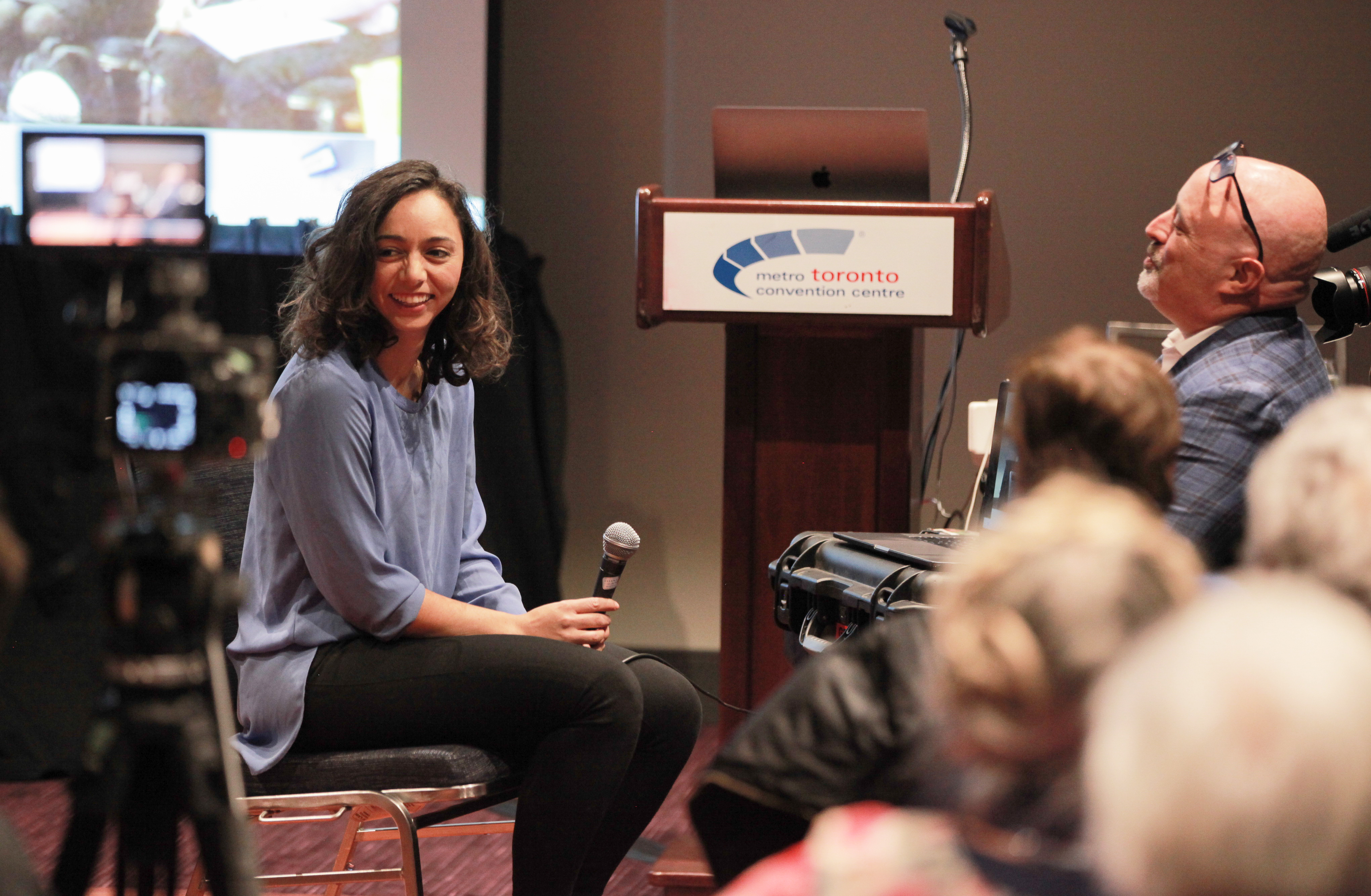 Lors d’une séance au Parlement des religions du monde, Laura Friedmann (à gauche) parle d’un projet de film intitulé « Portraits in Faith », qui rend compte des opinions des gens sur le pouvoir de la religion, de la spiritualité et de la foi dans leurs vies.