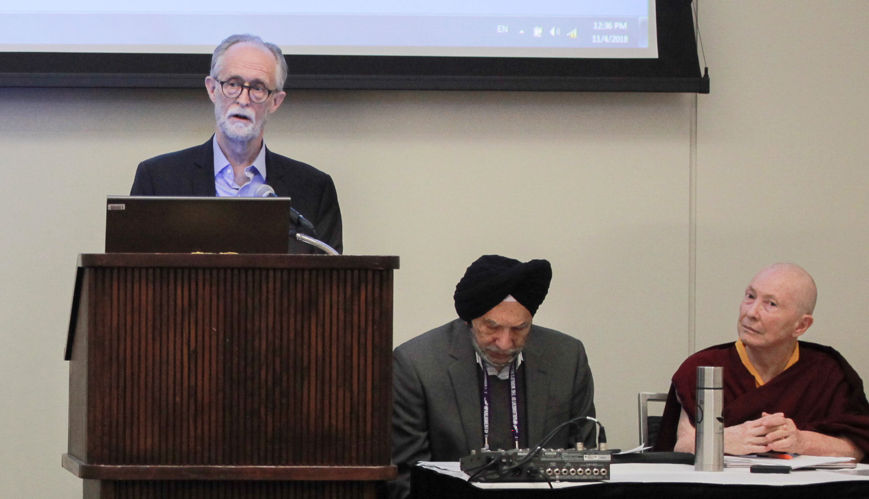 Gerald Filson (à gauche) de la communauté bahá’íe canadienne parlant des conceptions de l’unité dans les religions du monde lors d’une session tenue au Parlement des religions du monde à Toronto, en novembre.