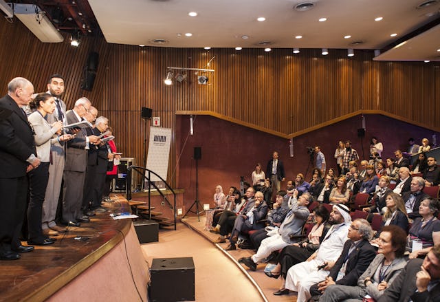 Venus Khalessi (deuxième à gauche) de la communauté bahá’íe d’Australie lisant la déclaration finale du Forum interconfessionnel du G20, qui s’est tenu en septembre à Buenos Aires.