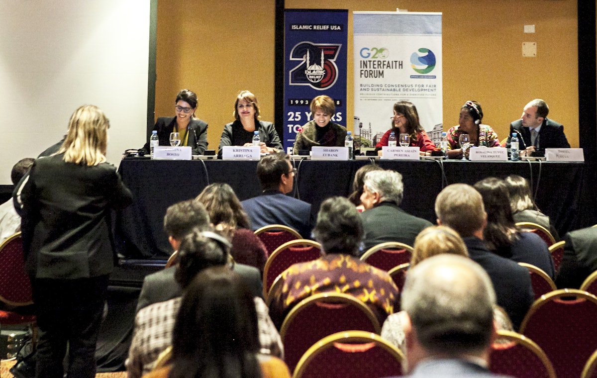 Daniel Perell (derecha), representante de la Comunidad Internacional Bahá'í, participó en una mesa redonda sobre la igualdad de mujeres y hombres durante el Foro Interreligioso del G20 celebrado en septiembre en Buenos Aires, Argentina.