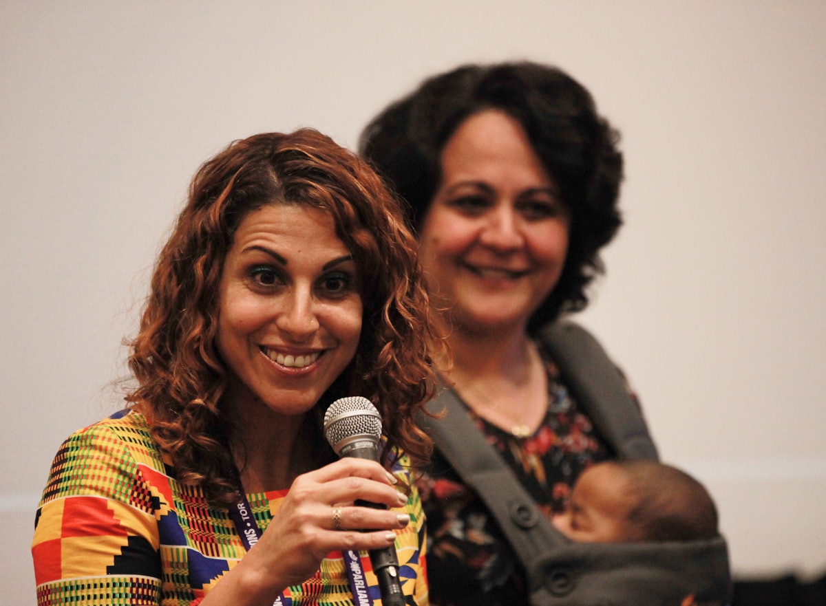 May Taherzadeh (izquierda) habla sobre su película La Bendición de la Misericordia delante de Negar Abay, de la Oficina de Asuntos Públicos Bahá'í de los Estados Unidos, durante una sesión en el Parlamento de las Religiones del Mundo en Toronto, Canadá, en noviembre.