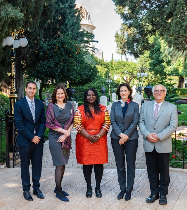 Los miembros de la junta directiva de la Organización Internacional Bahá’í para el Desarrollo fueron nombrados para un mandato de cinco años a partir de noviembre. Los directores son (desde la izquierda) Sina Rahmanian, Lorin McLaughlin Noguchi, Maame Brodwemaba Nketsiah, Elisa Caney y George Soraya. Recientemente mantuvieron su primera reunión en el Centro Mundial Bahá’í.