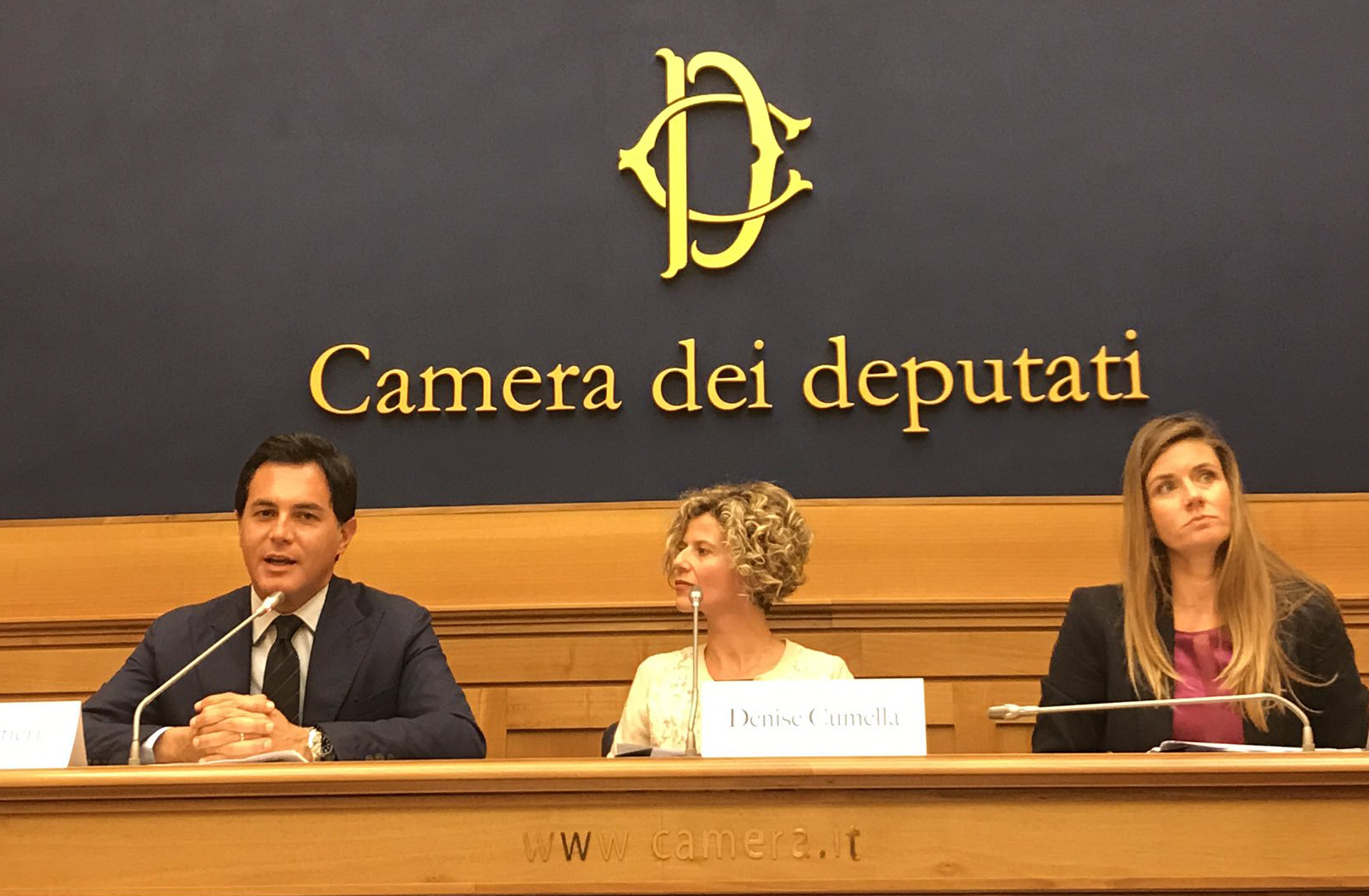 (Desde la izquierda) El diputado Nuccio Altieri, Denise Cumella de la Comunidad Bahá'í de Italia y la diputada Annagrazia Calabria conversan durante una conferencia de prensa celebrada en el Parlamento italiano con ocasión  del bicentenario del nacimiento de Bahá'u'lláh en octubre de 2017.
