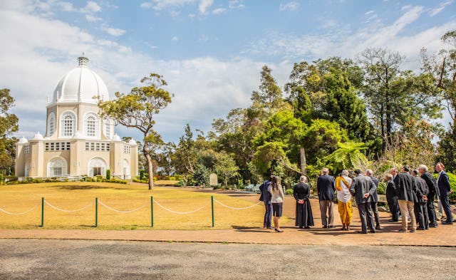 Les participants au forum des chefs religieux de New South Wales, en septembre 2017, se réunissant devant la maison d’adoration bahá’íe à Sydney.