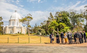 Les participants au forum des chefs religieux de New South Wales, en septembre 2017, se réunissant devant la maison d’adoration bahá’íe à Sydney.