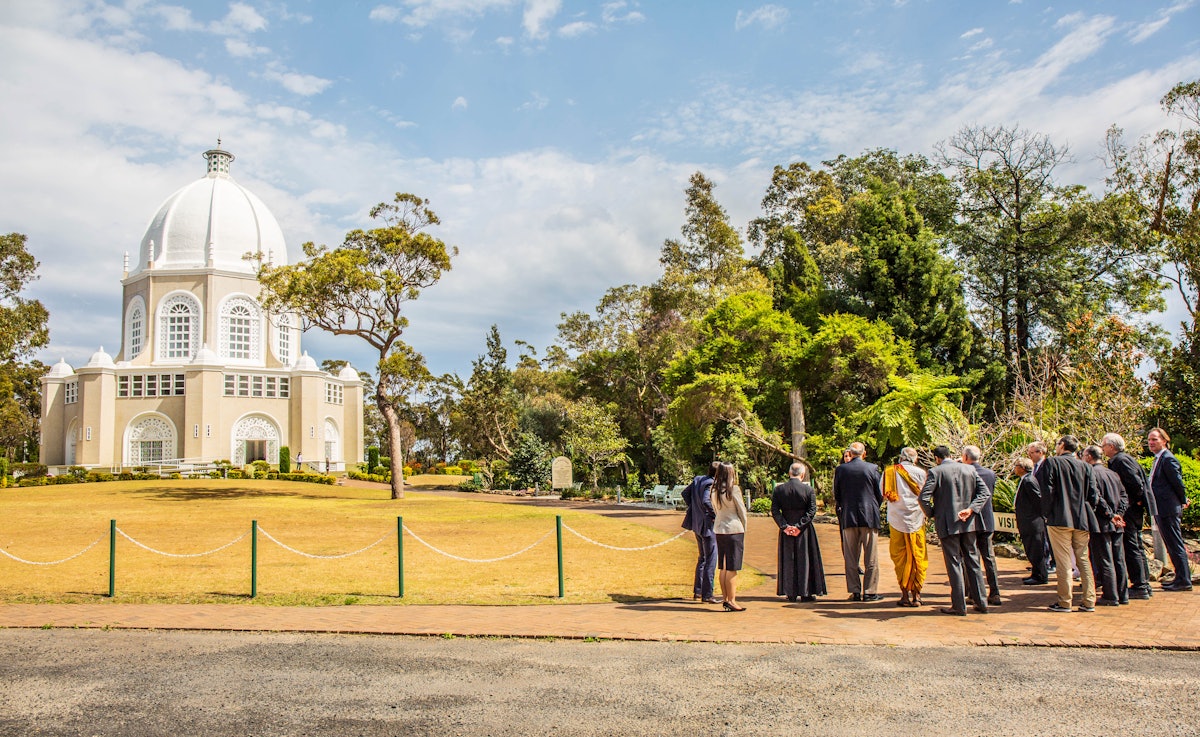 Los participantes en el Foro de Líderes Religiosos de Nueva Gales del Sur, celebrado en septiembre de 2017, se reúnen en el exterior de la Casa de Adoración bahá'í en Sídney.