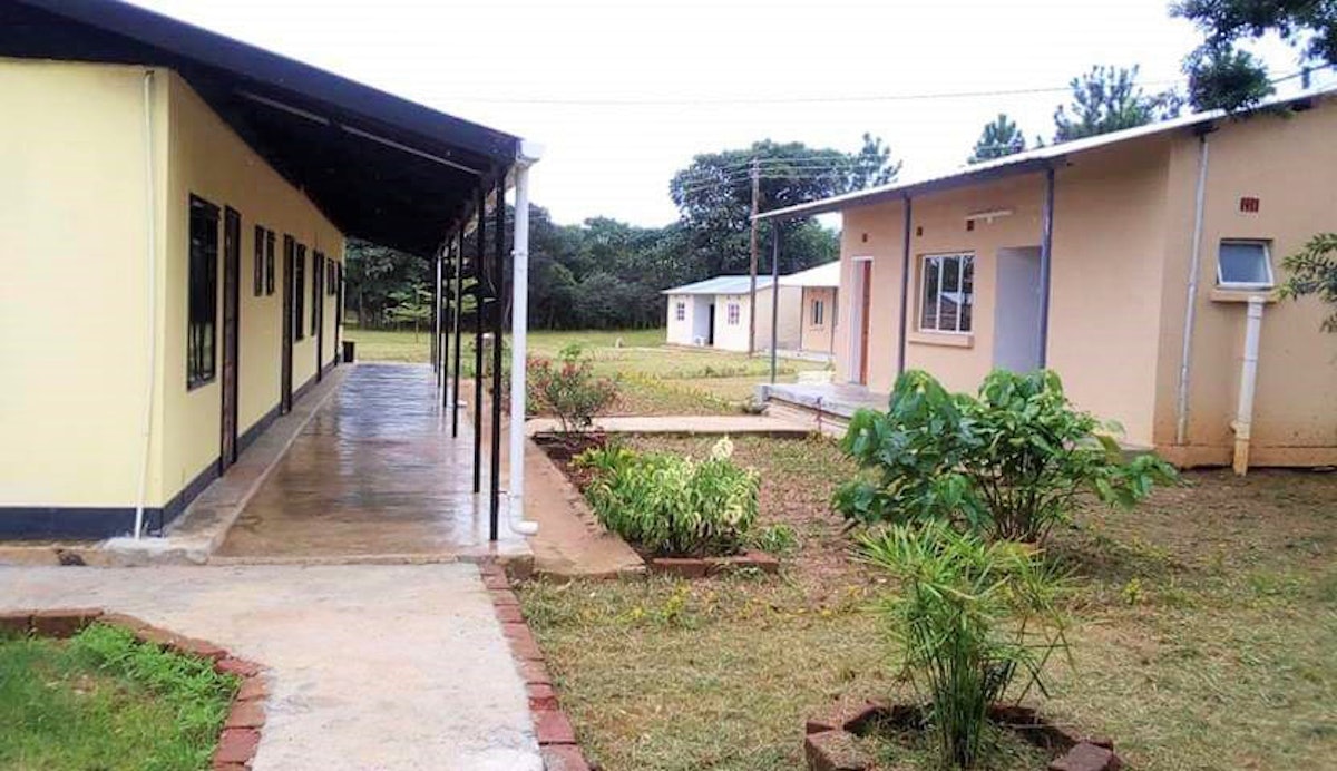 La foto muestra algunos de los edificios del Instituto Bahá'í Eric Manton en Mwinilunga, Zambia.