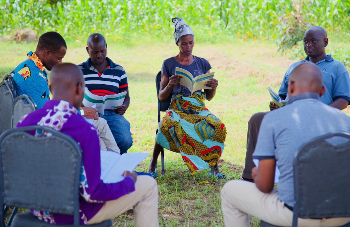 Un grupo de participantes en uno de los programas educativos de la Fundación Inshindo estudia en el Centro Ngungu para la Agricultura Comunitaria.