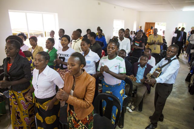 Un coro bahá'í canta durante la ceremonia de inauguración de las nuevas instalaciones en el Instituto Bahá'í Eric Manton en Mwinilunga, Zambia, el 22 de febrero.