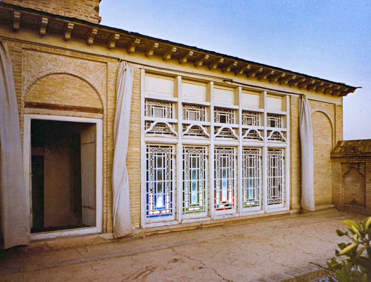 La Baha’i Media Bank comprend d’autres photos de la maison du Báb à Chiraz, où il a déclaré sa mission la nuit du 22 mai 1844. La maison, désignée par Bahá’u’lláh comme lieu de pèlerinage, a été détruite par les autorités iraniennes en 1981.