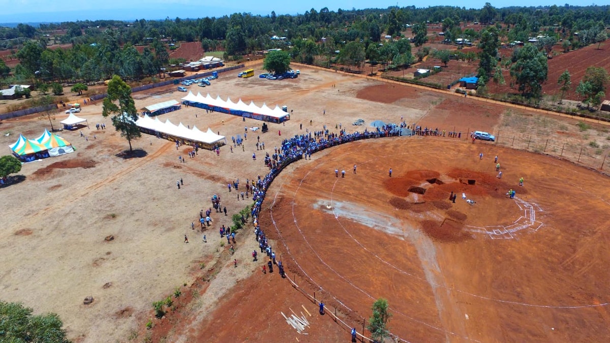 Esta foto aérea muestra el sitio de la Casa de Adoración bahá'í local en Matunda Soy, Kenia, durante la ceremonia de colocación de la primera piedra el sábado.