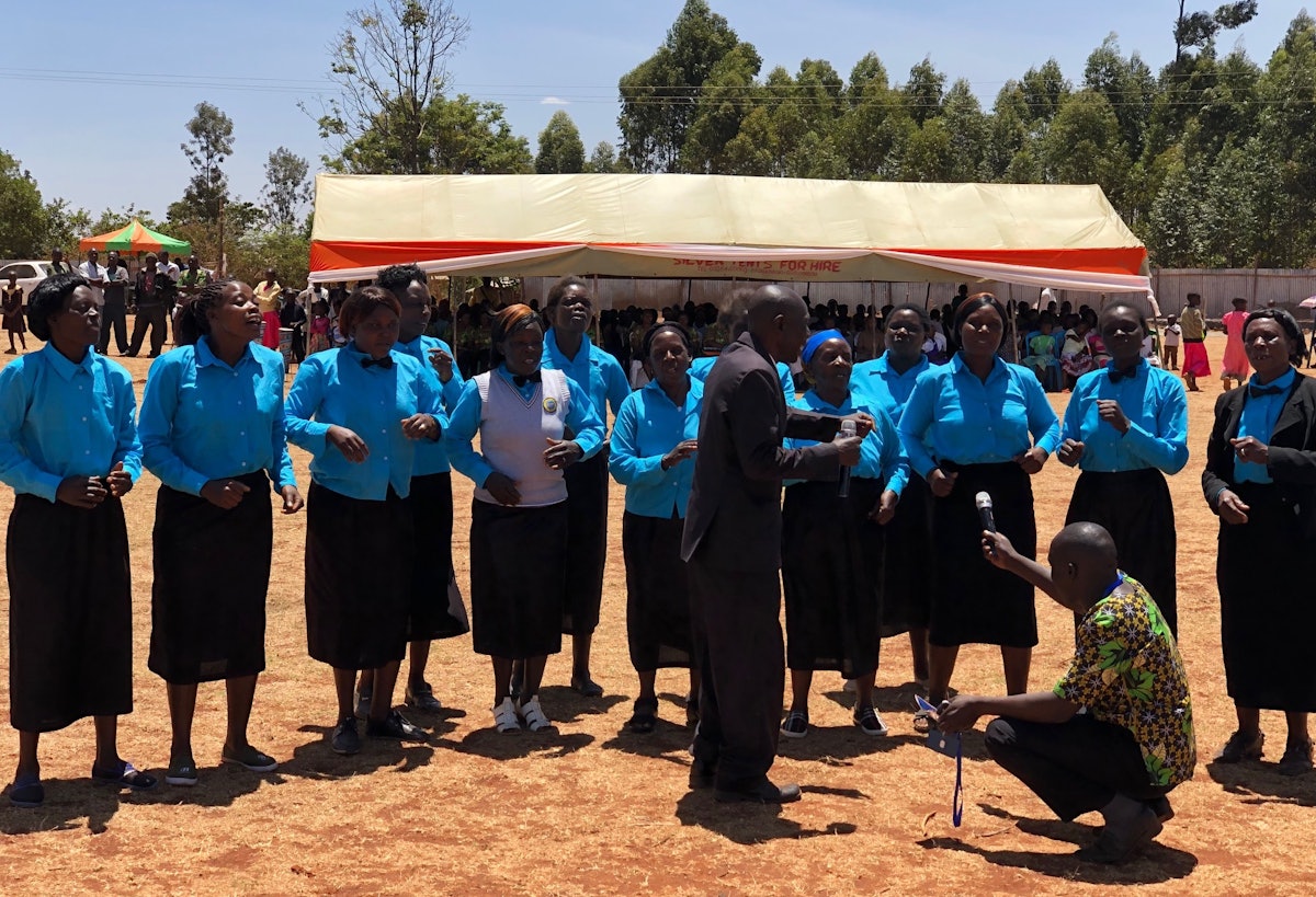 Un coro cristiano llamado Muungano, la palabra swahili para unidad, actuando durante la ceremonia de colocación de la primera piedra del templo de Matunda Soy.