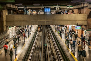 Plus de la moitié de la population mondiale vit dans des zones urbaines et les Nations unies prévoient que cette proportion atteindra plus des deux tiers d’ici à 2050. Mais est-ce que les villes rendent les gens heureux ? Si c’est le cas, comment ? Des orateurs de la récente conférence, organisée par la Chaire bahá’íe pour la paix dans le monde, ont exploré comment les infrastructures urbaines – de leurs éléments physiques tels que les bâtiments, les autoroutes ou les lignes électriques, à ceux intangibles tels que le soutien social, les organisations communautaires ou la spiritualité – affecte l’avenir de l’humanité.