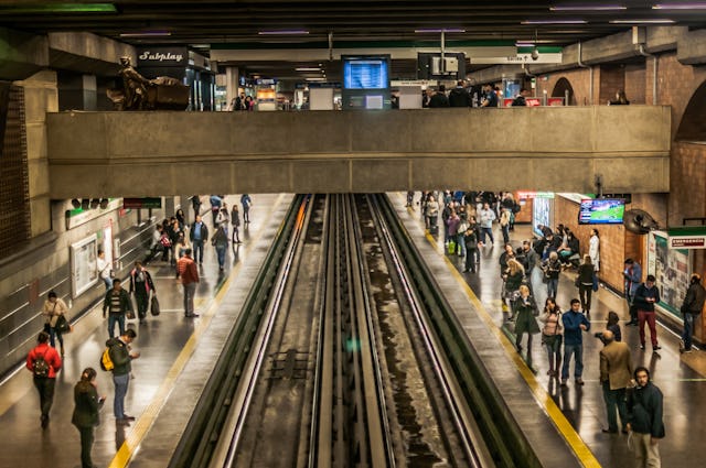 Más de la mitad de la población mundial vive en áreas urbanas y según las previsiones de las Naciones Unidas esta proporción alcanzará más de dos tercios para 2050. Pero, ¿hacen las ciudades felices a las personas? ¿Si es así, cómo? Los ponentes de la reciente conferencia organizada por la Cátedra Bahá'í para la Paz Mundial exploraron cómo la infraestructura urbana, desde sus elementos físicos, como edificios, autopistas o líneas de tendido eléctrico, hasta los intangibles, como el apoyo social, las organizaciones comunitarias o la espiritualidad, afectan al futuro de la humanidad.