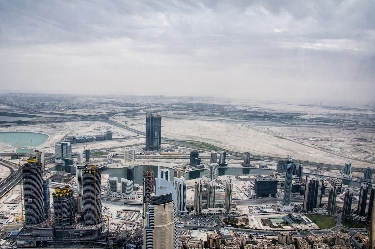 Dubai es una ciudad en rápido desarrollo en el desierto de los Emiratos Árabes Unidos. Las ciudades se enfrentan a cuestiones complejas y sin precedentes que tienen profundas implicaciones para el futuro de la humanidad. ¿Quién determina la dirección del desarrollo de las ciudades? ¿Qué valores sustentan los procesos de toma de decisiones? ¿Seguirá empeorando la desigualdad? ¿Cómo impactará la tecnología sobre la felicidad y al bienestar? Tanto la infraestructura física de una ciudad, como los edificios y carreteras, como los elementos intangibles, como el apoyo social, las organizaciones comunitarias o la espiritualidad, pueden influir en el bienestar de la humanidad.