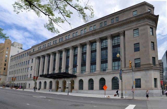 Le Comité permanent de la justice et des droits de la personne du parlement canadien s’est réuni dans l’immeuble Wellington à Ottawa (Ontario) le 11 avril pour entendre, entre autres, le point de vue de la communauté bahá’íe sur la façon de traiter le discours de haine en ligne. (Crédit : Ericsteinhk, Wikimedia Commons)