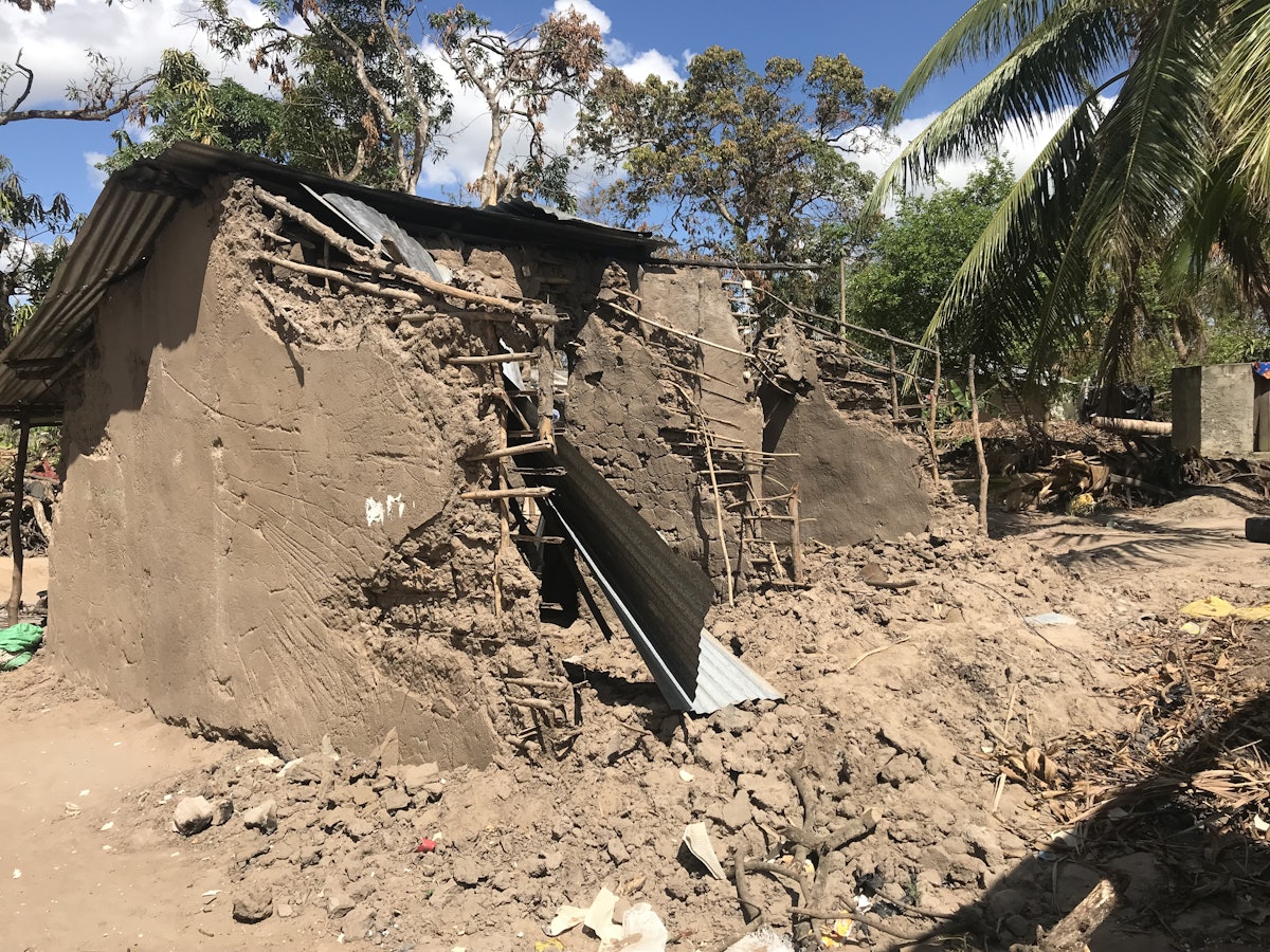 Esta casa era una de las muchas que fueron destruidas cuando la lluvia ablandó el barro seco y lo derritió de la estructura de palos.