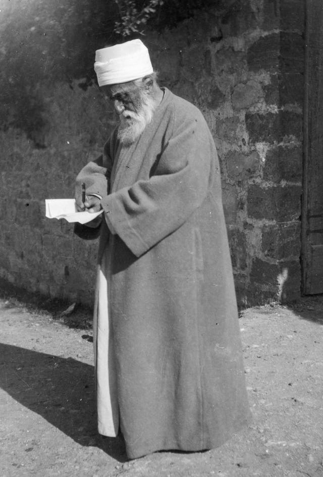Abdu'l-Bahá escribiendo una carta mientras estaba en Tierra Santa en 1920.